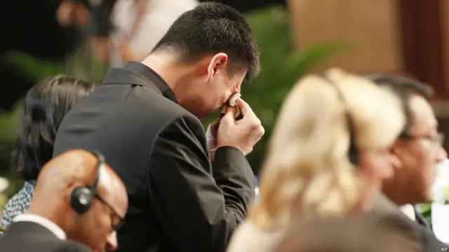 Dalam jumpa pers yang dipenuhi wartawan lokal dan internasional serta para penggemarnya, Yao Ming sempat meneteskan air mata setelah berpidato.