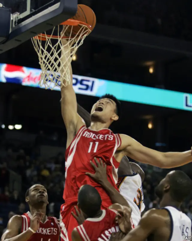 Yao Ming mencetak angka bagi Houston Rockets ketika melawan Golden State Warriors di Oakland, California tahun 2006.