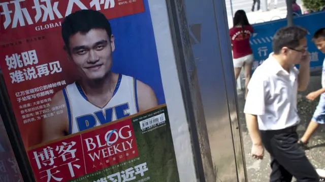 Atlet berusia 30 tahun ini sangat populer di Cina dan menjadi atlet kebanggaan negara itu. Wajah Yao Ming menghiasi sebuah majalah di Beijing.