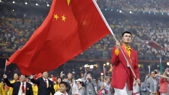 Dalam Olimpiade Beijing 2008, atlet berstatus superstar di Cina ini mendapat kehormatan membawa bendera Cina dan memimpin kontingen atlet negara tuan rumah.