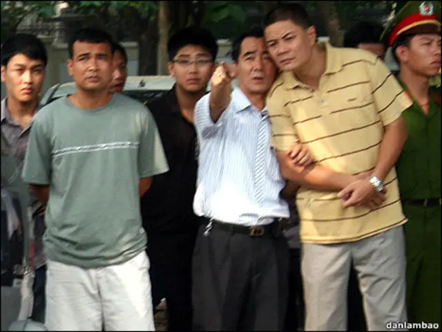 Đại úy Minh (áo vàng) đứng cạnh Thượng tá Canh (áo trắng - chỉ tay)