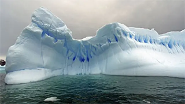 Icebergs flutuam no mar em Cierva Cove, na costa da Antártida (Arquivo/BBC)
