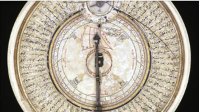 مزولة عاجية من القرن 16 تستخدم لتحديد القبلة