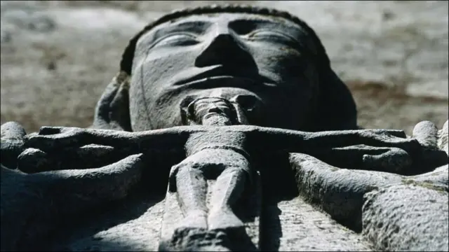  اس دیو ہیکل مجسمہ کے آثار قرطاج کے اُس شہر کی یاد دلاتے ہیں جو رومیوں کے ساتھ سنہ دو سو چونسٹھ سے سنہ ایک سو چھیالیس قبل مسیح کے دوران لڑی جانے والی جنگ میں شکست کھا گئے تھے۔