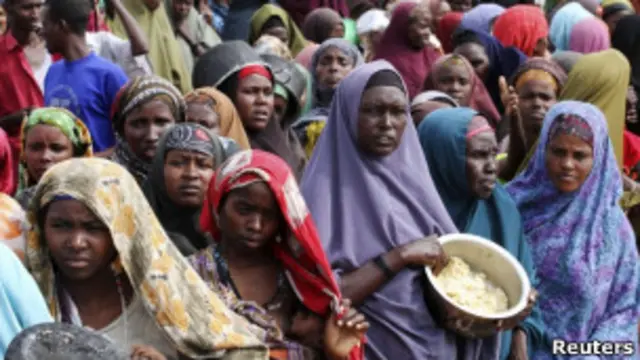 Голод в Сомали: женщины с миской риса