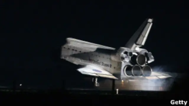 شاتل فضایی آتلانتیس روز پنجشنبه، ۲۱ ژوئیه کمی پیش از طلوع آفتاب در مرکز فضایی کندی در ایالت فلوریدا فرود آمد