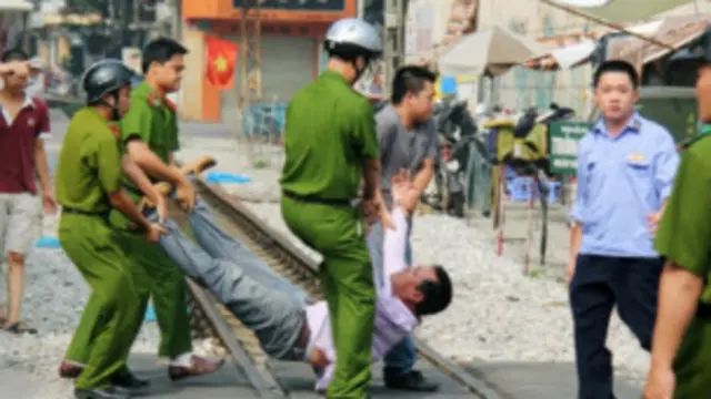 Công an Việt Nam trấn áp người biểu tình