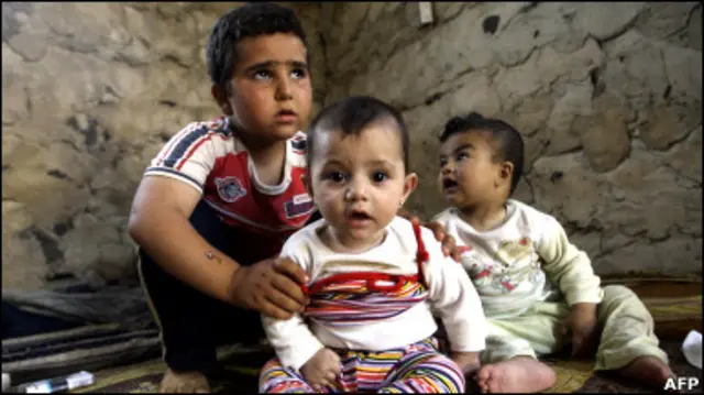 Врятовані діти після зіткнень в Хомсі