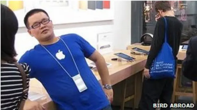 Staff memakai seragam mirip pegawai Apple asli