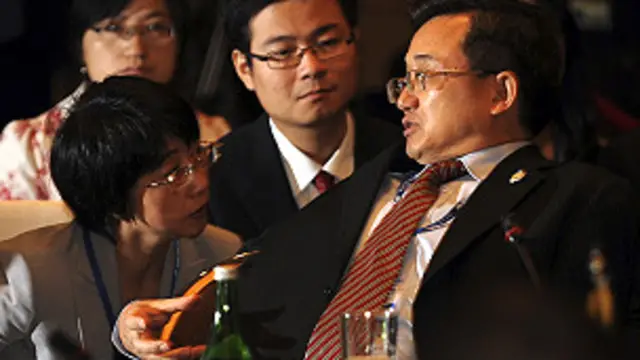 Thứ trưởng Ngoại giao TQ Lưu Chấn Dân trả lời phóng viên tại Bali hồi tháng Bảy 2011.