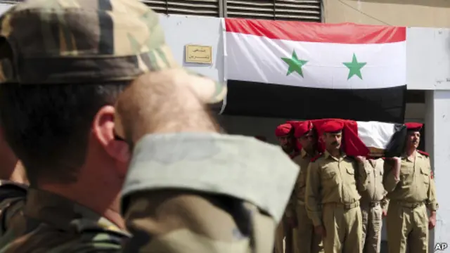 Tentara Suriah dalam upacara pemakaman rekannya yang tewas.