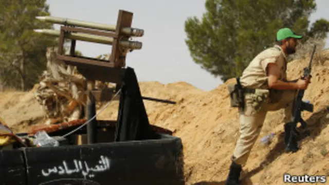 مقاتل من المعارضة الليبية في ضواحي زليتن