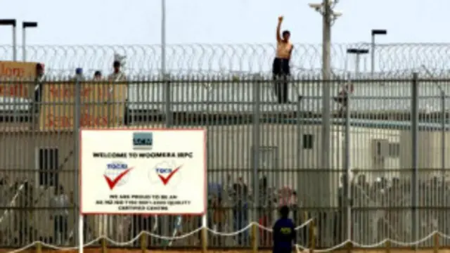 Australia kini menampung sedikitnya 6000 orang pencari suaka.