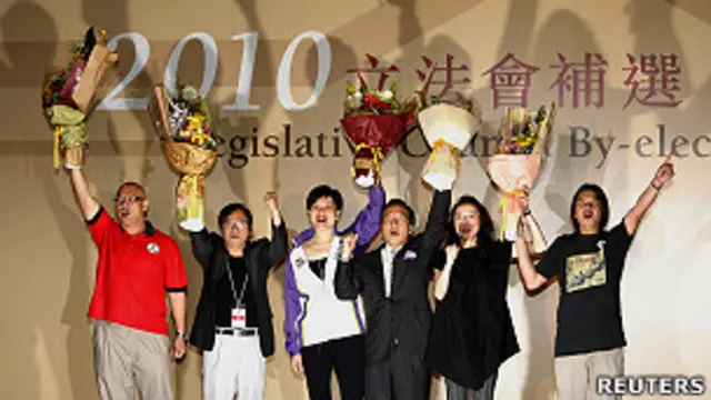 五位重新當選的香港立法會議員歡呼慶祝（17/5/2010）