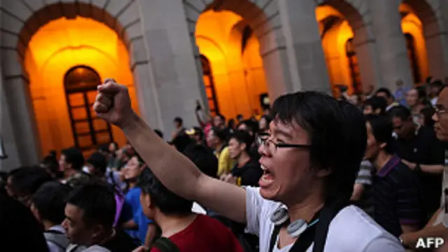 香港民眾在立法會大樓外抗議政府替補機制法案（13/7/2011）