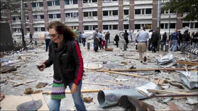 بم دھماکے سے وزیر اعظم کے دفتر اور دیگر قریبی عمارتوں کے شیشے ٹوٹ گئے۔