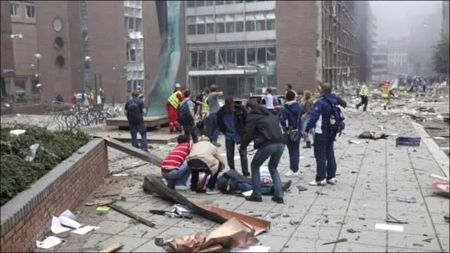 دھماکے کے بعد گلیوں میں شیشے کے ٹکڑے بکھرے نظر آ رہے تھے اور ملبے سے دھواں اٹھ رہا تھا