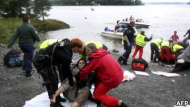 Equipe de resgate atende feridos em ilha norueguesa (AFP)
