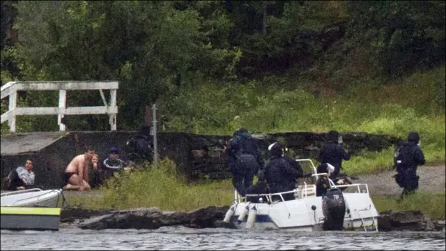 Молоді люди ховаються від куль