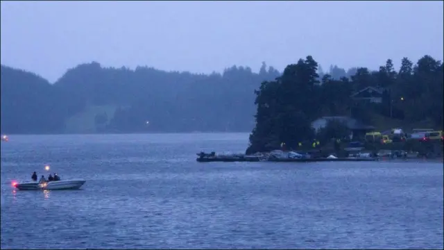 Поліція патрулює біля острова Утоя