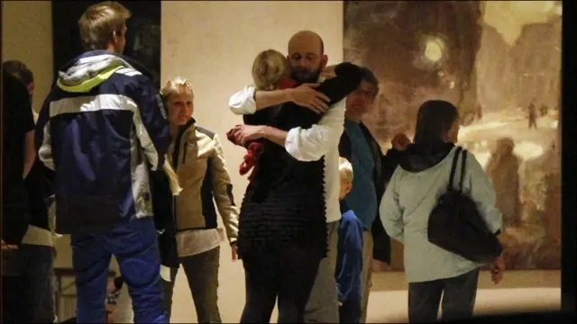 Родичів молодих людей помістили в готелі