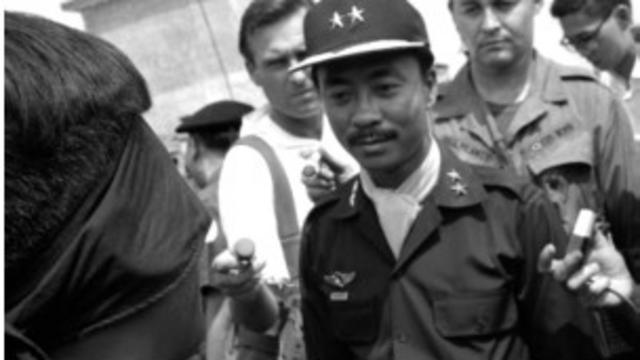 Tướng Nguyễn Cao Kỳ cổ đeo khăn lụa, hỏi một tù binh cộng sản bị bịt mắt tại Gio Linh năm 1967