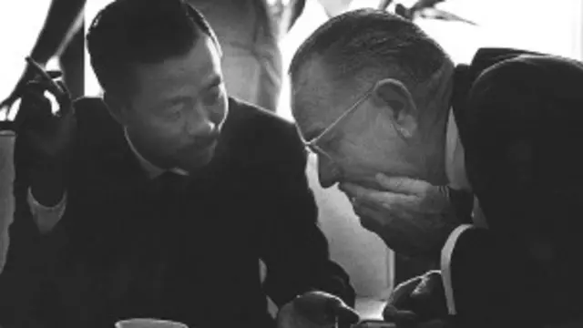 Thủ tướng Nam Việt Nam, Nguyễn Cao Kỳ và Tổng thống Mỹ Johnson tại Honolulu năm 1966