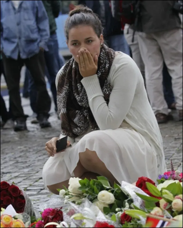 ناروے کے ٹیلی ویژن چینل ’ٹی وی ٹو‘ سے وابستہ صحافی قذافی زمان نے گزشہ رات گئے بی بی سی اردو سروس سے بات کرتے ہوئے بتایا کہ جزیرے یٹویا کے گرد سمندر میں حکام لاپتہ نوجوانوں کی تلاش جاری رکھے ہوئے ہیں۔یوتھ کیمپ میں شامل ایک رکن ایلیسے نے اے پی کو بتایا ’پہلے اس نے وہاں موجود لوگوں کو گولیوں کا نشانہ بنایا اور پھر جو لوگ پانی میں کودے تھے ان پر بھی گولیاں برسائیں۔‘