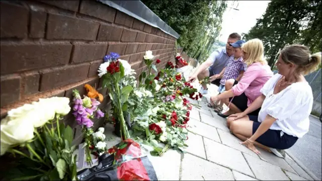 حکام کو اب تک یقین نہیں ہے کہ یہ کام ایک شخص کا ہو سکتا ہے۔ شدت پسندی کے دو واقعات کے بعد ناروے میں سوگ کی کیفیت ہے اور اوسلو شہر میں لوگ جائے وقوعہ پر پھول رکھ کر ہلاک ہونے والوں کو خراج عقیدت پیش کرتے نظر آئے۔