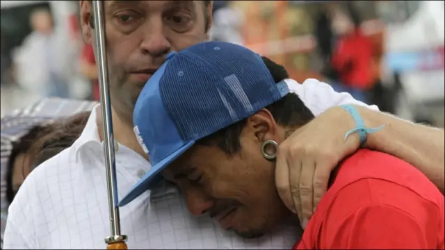 کیمپ میں موجود ایدرین پراکون نے ناروے کے وردین اخبار کو بتایا کہ کمیپ میں افراتفری کا عالم تھا۔ لوگ بری طرح سے ڈرے ہوئے تھا۔ انہوں نے کہا کہ انہوں نے چار لاشوں کو دیکھا۔