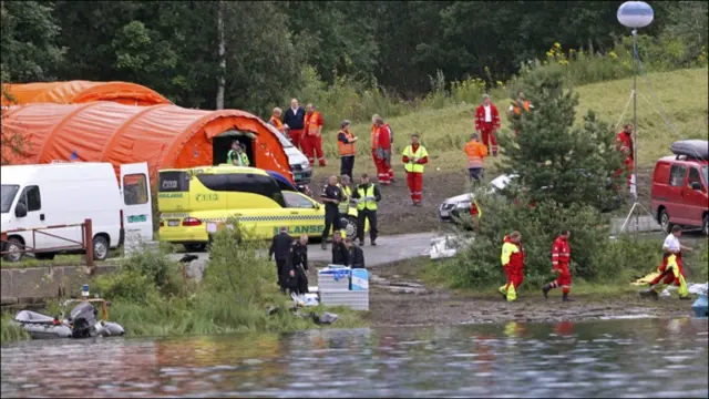 حملہ آور کا نام آندرے بیرنگ بریوک ہے اور پولیس کے مطابق فوری طور پر یہ نہیں کہا جا سکتا کہ حملہ آور کا تعلق کس تنظیم سے ہے تاہم اس سے پوچھ گچھ جاری ہے۔