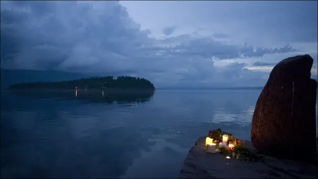 جزیرے پر ہلاک ہونے والوں کی یاد میں