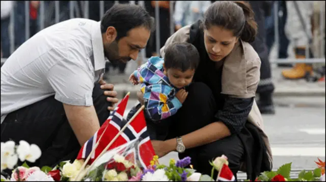 بڑی تعداد میں مسلمانوں نے بھی چرچ میں جا کر ہلاک شدگان کو خراج عقیدت پیش کیا