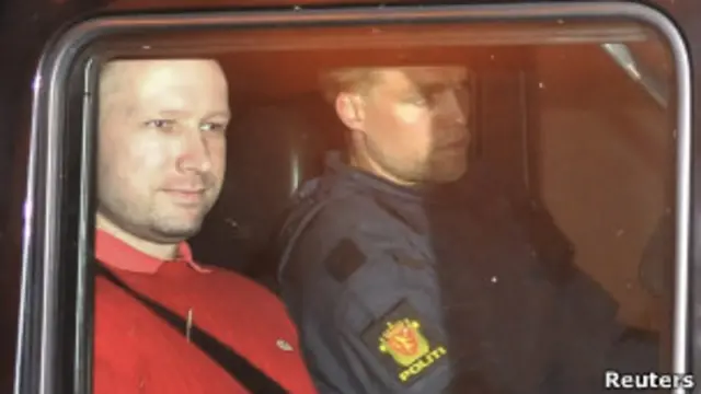 Breivik đã hạ vũ khí khi cảnh sát yêu cầu.