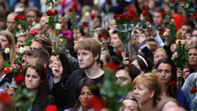 Massa di Norwegia mengenang para korban serangan teror