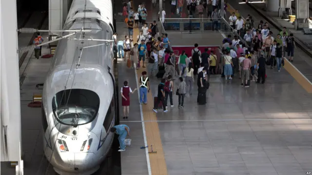 Penumpang kereta cepat Cina di stasiun Beijing