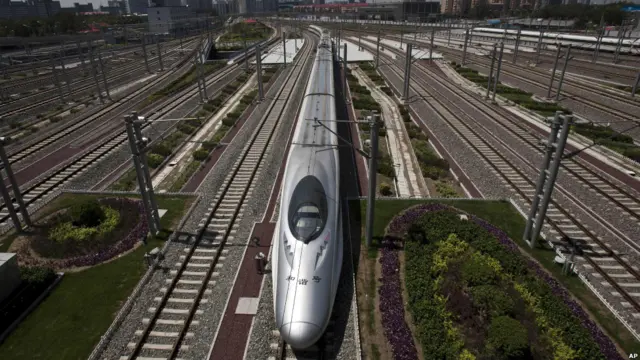 Kereta cepat Cina meninggalkan stasiun Beijing