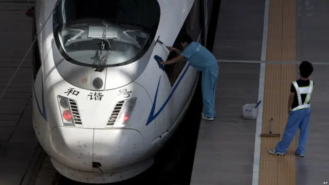 Pekerja membersihkan kereta cepat Cina