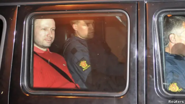 Anders Behring Breivik mengenakan seragam militer dalam video yang beredar di youtube.