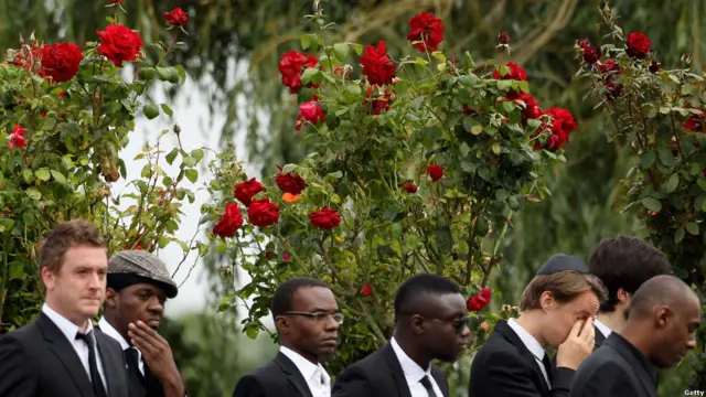 Pelayat di pemakaman Amy Winehouse