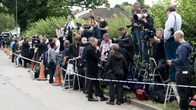 Wartawan menunggu di luar kompleks pemakaman