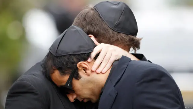 Pelayat di pemakaman Amy Winehouse