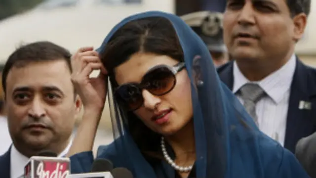 Menlu Pakistan Hina Rabbani Khar menjawab pertanyaan pers setibanya di New Delhi.