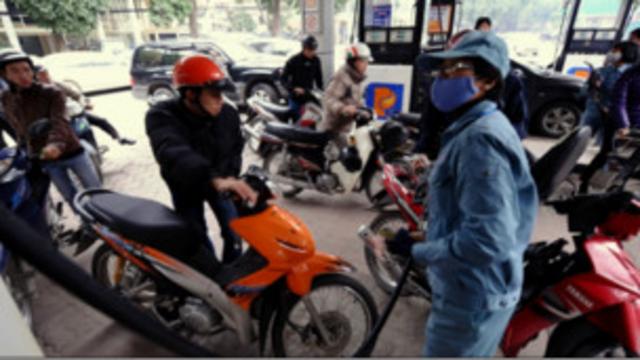 Người đi xe mua xăng tại các trạm xăng ở Việt Nam