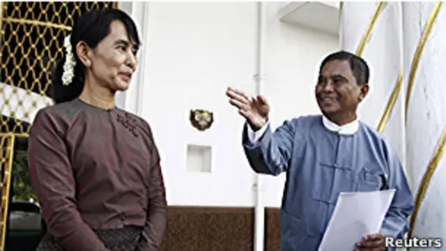 Bà Aung San Suu Kyi và Bộ trưởng Aung Kyi tại Rangoon hôm 12/8