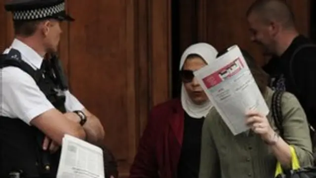 Một số phụ nữ che mặt khi bước ra khỏi tòa sứ quán Libya hôm 27/07