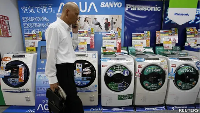 日本東京某電器店內一名男子走過松下與三洋洗衣機的展攤（28/7/2011）