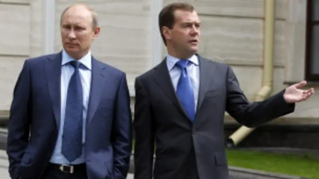 Vladimir Putin (kiri) belum memastikan posisinya dalam pemilihan presiden tahun depan.