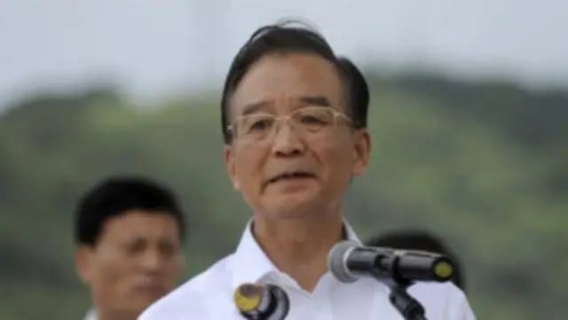 温家宝7月份亲临事故现场，发誓要让调查彻底和透明。