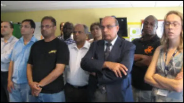 د بي بي سي د نورو څانګو کارکوونکي او خبریالان چې د ارواښاد خپلواک په یاد یوه دقیقه چوپتیا غوره کړه